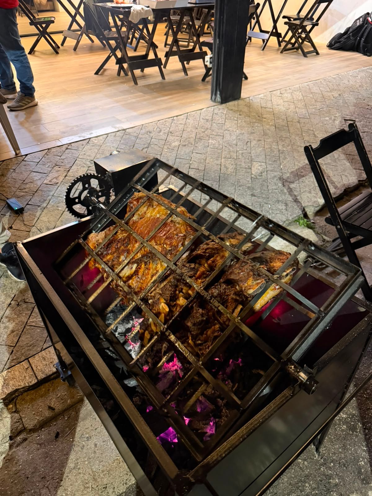 Churrasqueira Brasa Viva com carne assando em evento